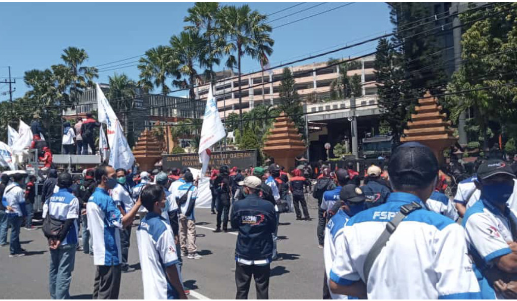 Puluhan buruh demo Kantor DPRD Jawa Timur, Rabu 21 April 2021. (Foto: Istimewa)