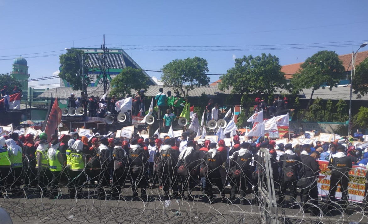 Ilustrasi buruh demontrasi di depan Gedung DPRD Jawa Timur di Jalan Indrapura Surabaya. (Foto: Faiq Azmi/Ngopibareng.id)