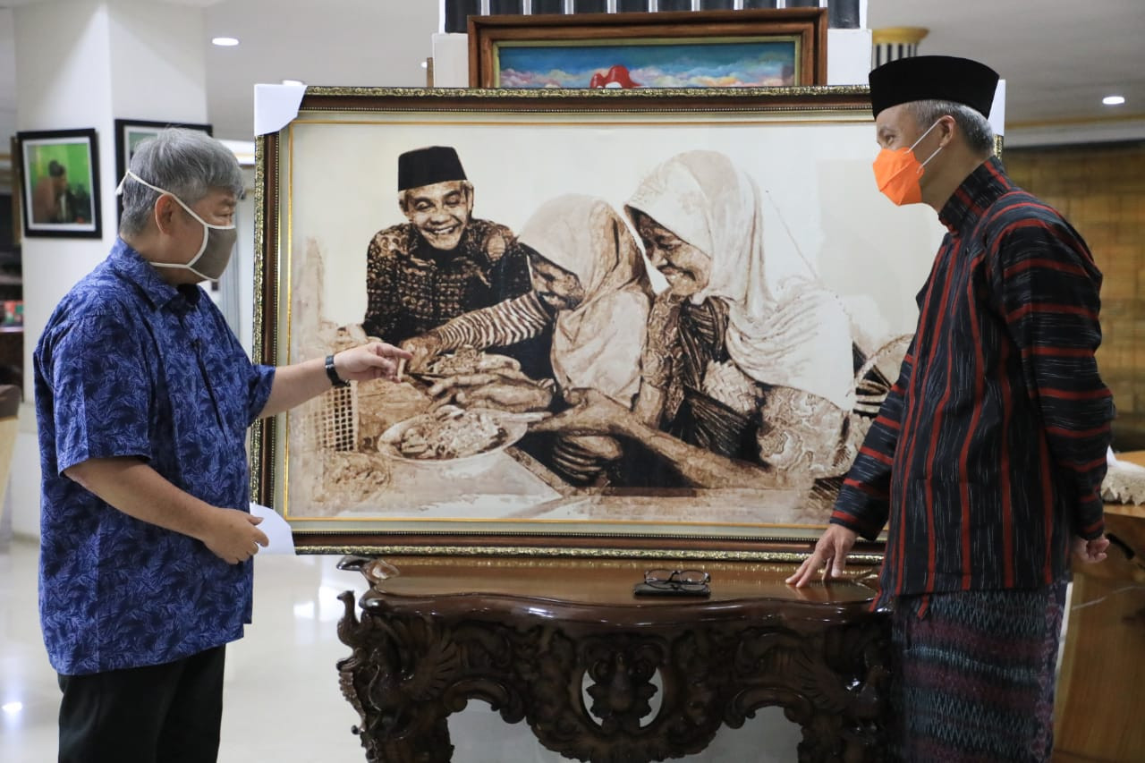 Pelukis asal Semarang, Djoko Susilo melukis momen Gubernur Jawa Tengah Ganjar Pranowo tengah makan satu meja dengan dua orang pengemis. (Foto: Istimewa)