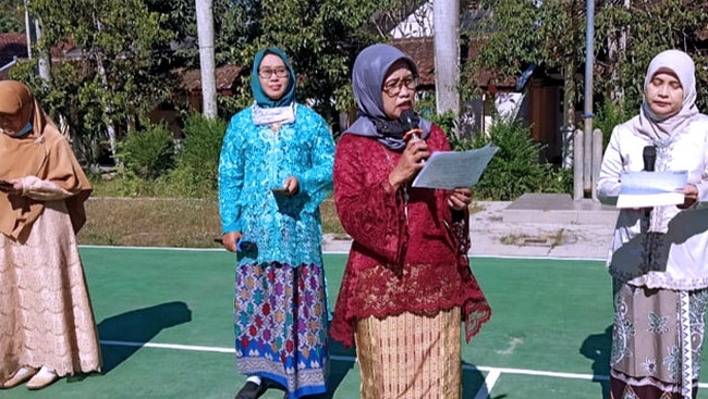 SEMANGATI SISWA: SEMANGuru SMK PPN Bondowoso membaca puisi perjuangan R.A Kartini kepada anak didiknya. (foto: istimewa) 