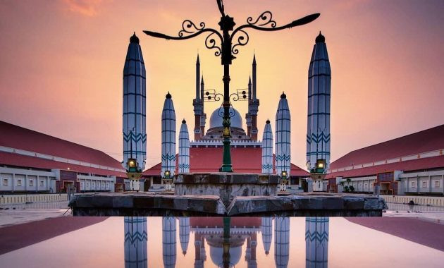Masjid Agung Semarang indah di kejauhan. (Foto: travellers)