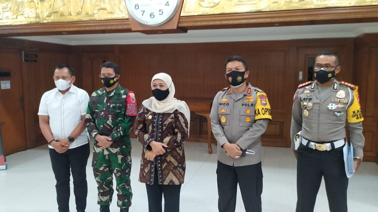 Gubernur Jatim, Khofifah Indar Parawansa (tengah) usai mengikuti rakor pengamanan di Mapolda Jatim, Surabaya, Rabu 21 April 2021.