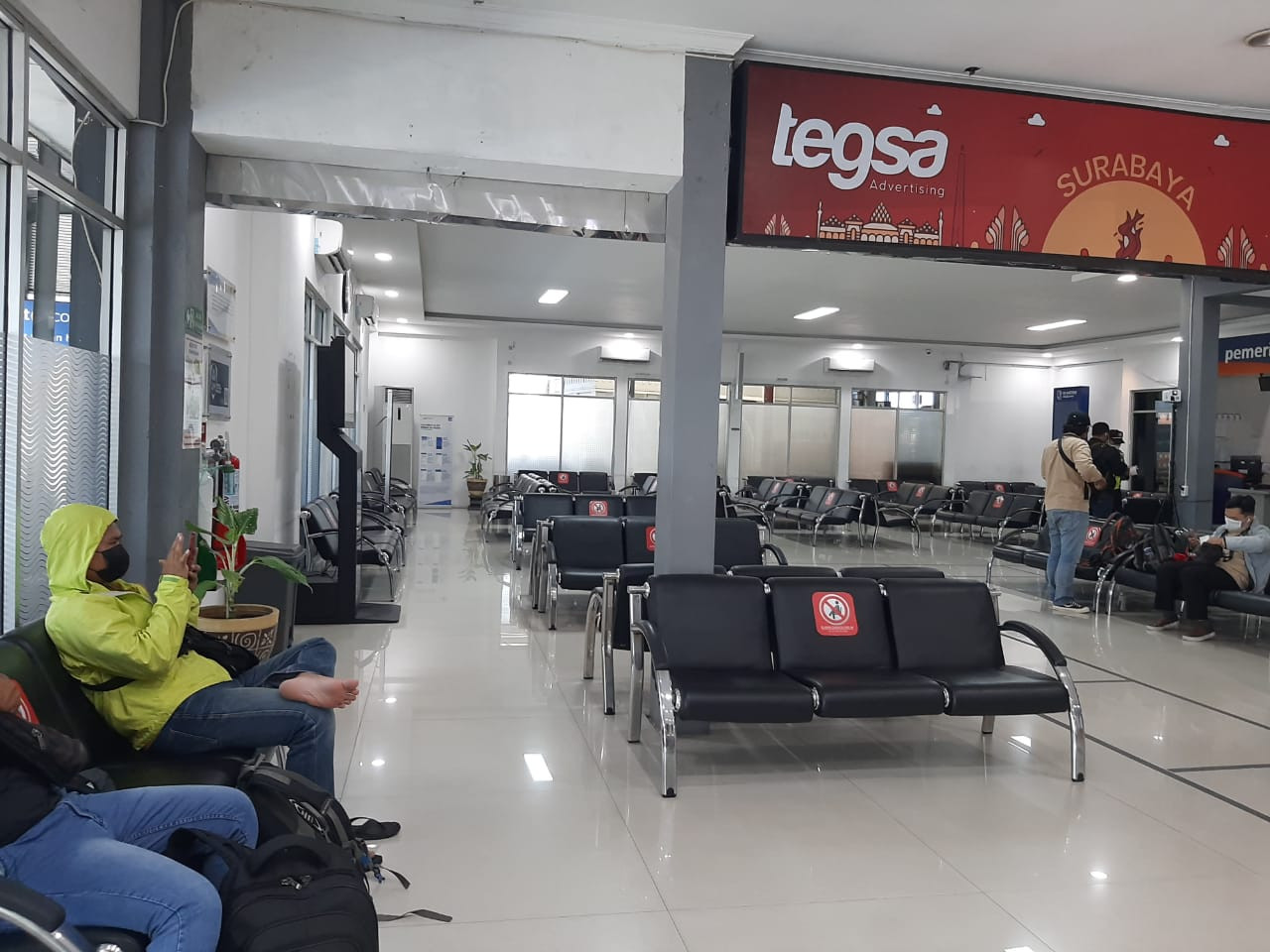 Ruang tunggu penumpang kelas Ekonomi Stasiun Pasar Turi Surabaya dipindah ke ruang eksekutif akibat atap yang ambruk, pada Selasa 20 April 2021. (Foto: Pita Sari/Ngopibareng.id)