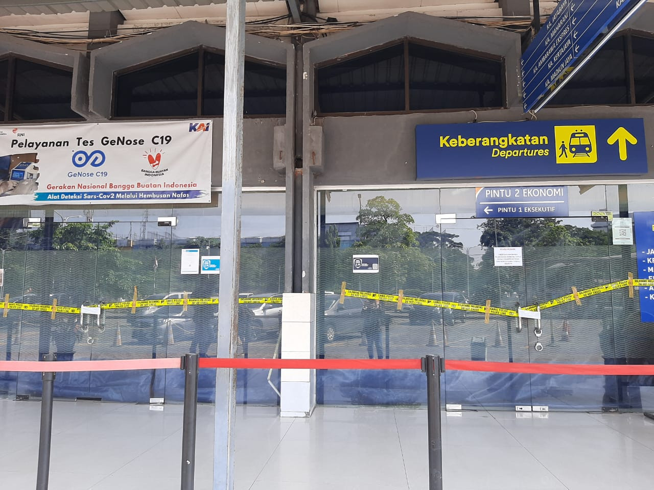 Ruang tunggu penumpang kelas ekonomi di Stasiun Kereta Api Pasar Turi Surabaya dipasang garis polisi. Petugas masih mencari penyebab ambruknya atap ruang tunggu tersebut pada Selasa, 20 April 2021. (Foto: Pita Sari/Ngopibareng.id)