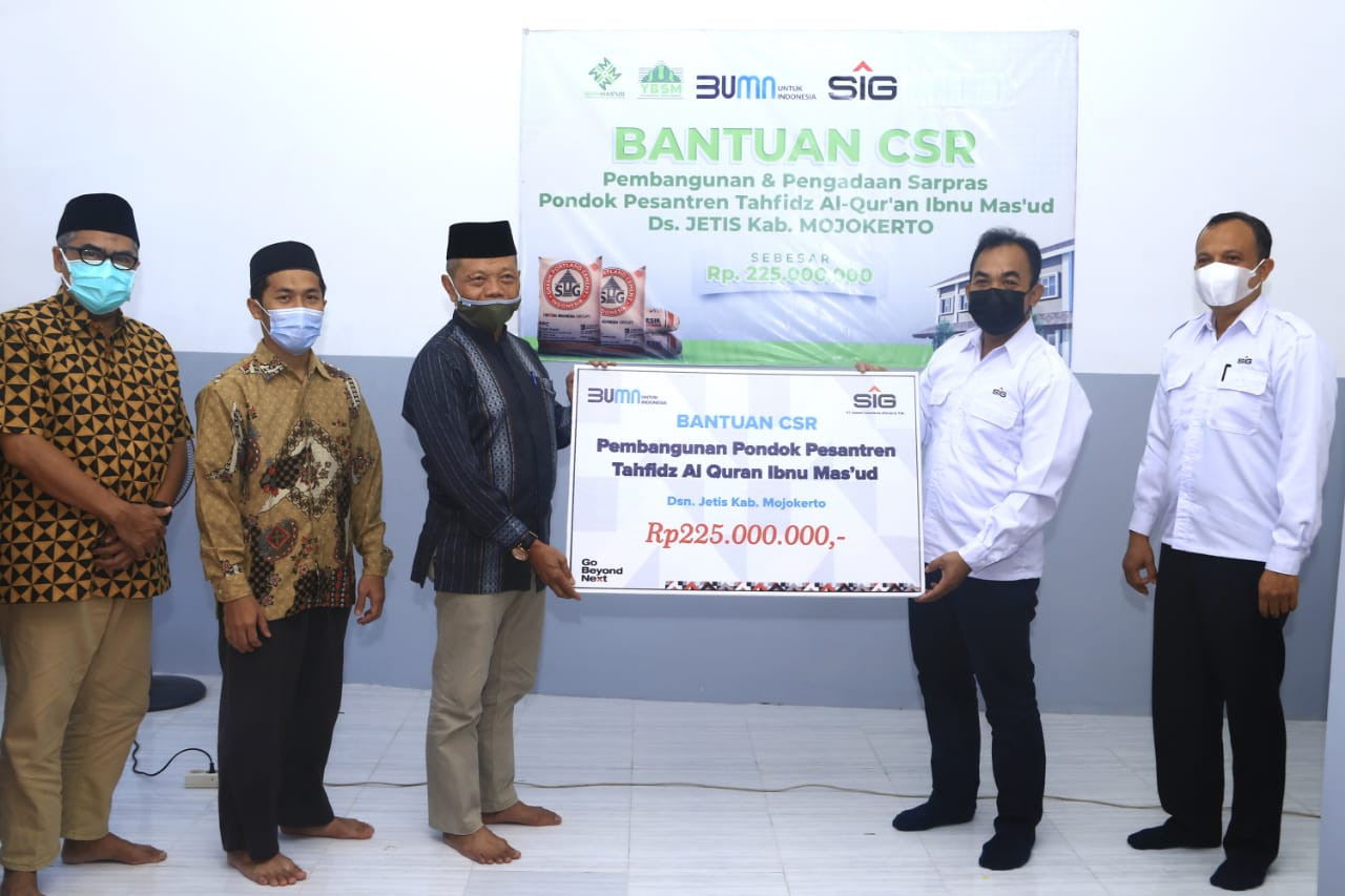 General Manager of CSR SIG, Edy Saraya menyerahkan bantuan untuk  Pondok Pesantren Tahfidz Alquran Ibnu Mas'ud, Mojokerto, Jawa Timur. (Foto: Dok. SIG)