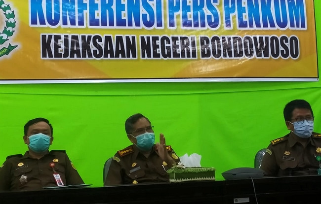 Asis Widarto Kepala Kejaksaan Negeri Bondowoso (tengah) menjelaskan penetapan dua tersangka lagi kasus korupsi PT.Bogem BUMD Pemkab Bondowoso. (foto: guido?ngopibareng.id)