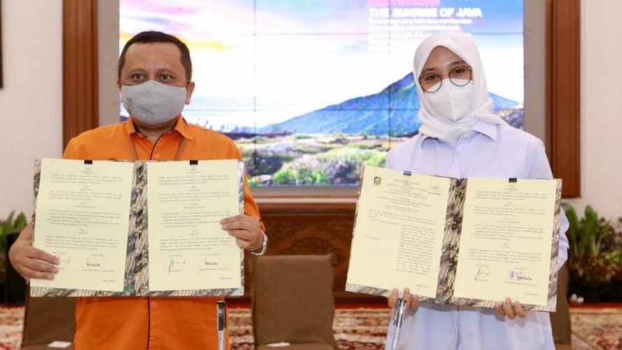 Bupati Banyuwangi Ipuk Fiestiandani dan Kepala PT Pos Indonesia Regional Jawa Timur Adi Sunarno menunjukkan kesepakatan untuk program gratis ongkos kirim bagi pelaku usaha mikro dan kecil (foto: istimewa)