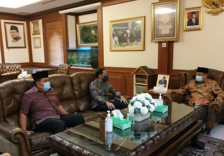 Menteri Pendidikan dan Kebudayaan Nadiem Anwar Makarim berkunjung ke Kantor PBNU di Jakarta untuk bertemu dengan Ketua PBNU Said Aqil Siradj. (Foto: Istimewa)