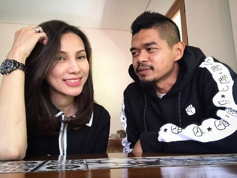 Bambang Pamungkas dan istri, Tribuana Tungga Dewi. (Foto: Instagram)
