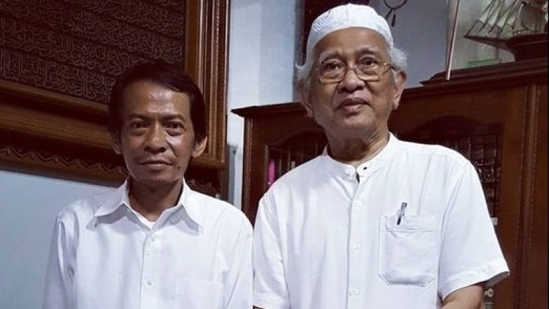 Foto kenangan Budayawan KH Mustofa Bisri atau akrab disapa Gus Mus (kanan) bersama mendiang Radhar Panca Dahana. (Foto: Dok. Pribadi)