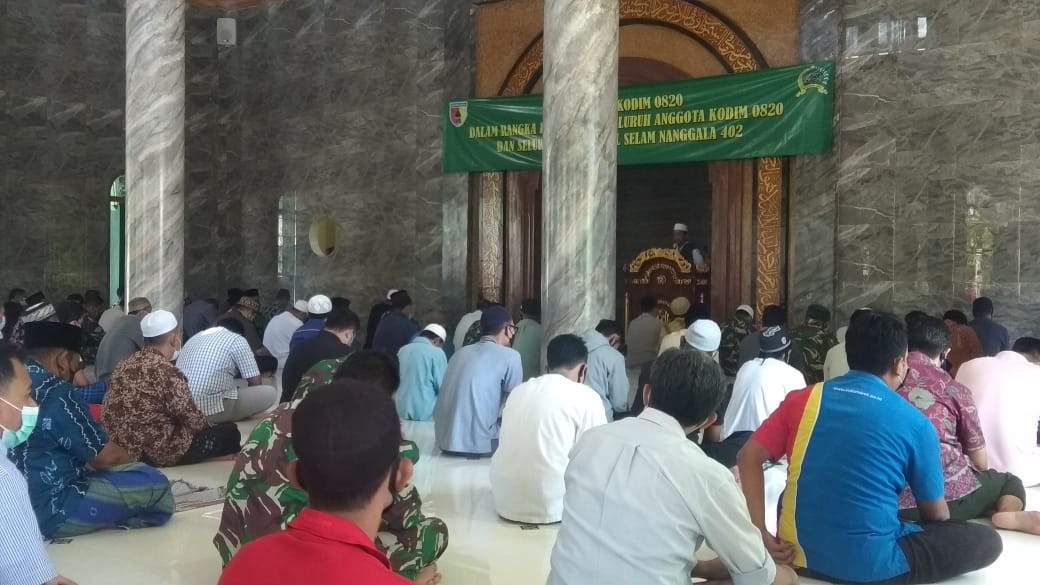 Doa bersama untuk keselamatan KRI Nanggala 402 di Masjid Al Hidayah, Makodim 0820 Probolinggo, Jawa Timur. (Foto: Ikhsan Mahmudi/Ngopibareng.id)