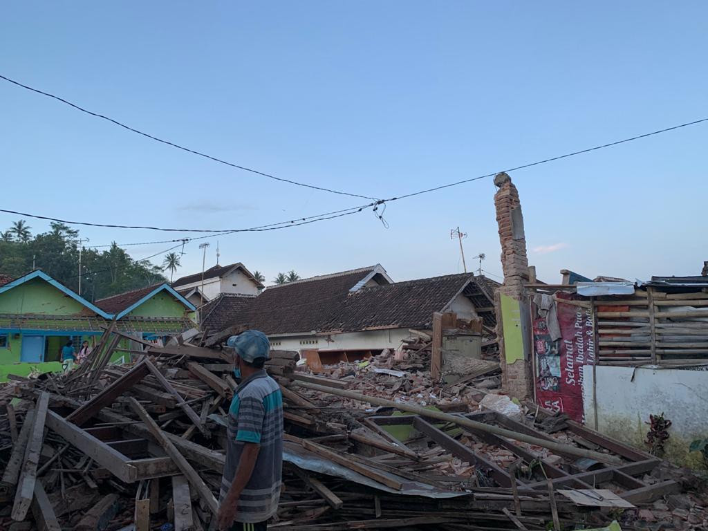 Salah satu bangunan yang rusak akibat gempa di Dampit, Kabupaten Malang (Foto: Lalu Theo/ngopibareng.id)