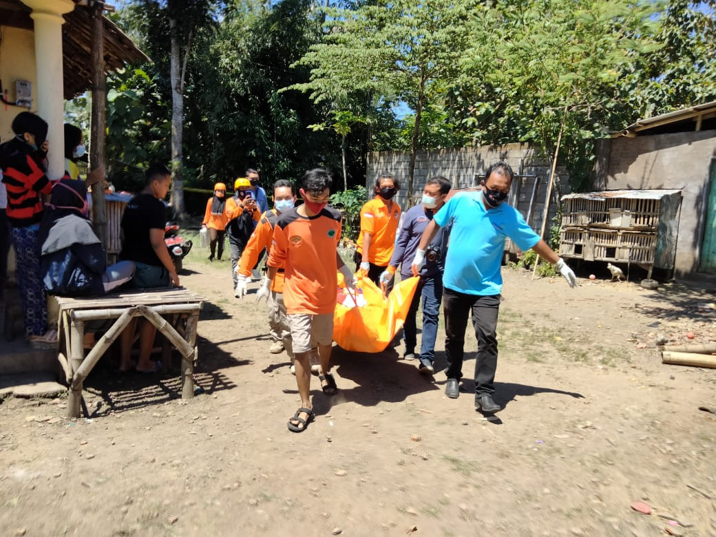 Proses evakuasi jasad perempuan di Desa Kedungparingan, Kecamatan Kepanjen, Kabupaten Malang (Foto: Istimewa)