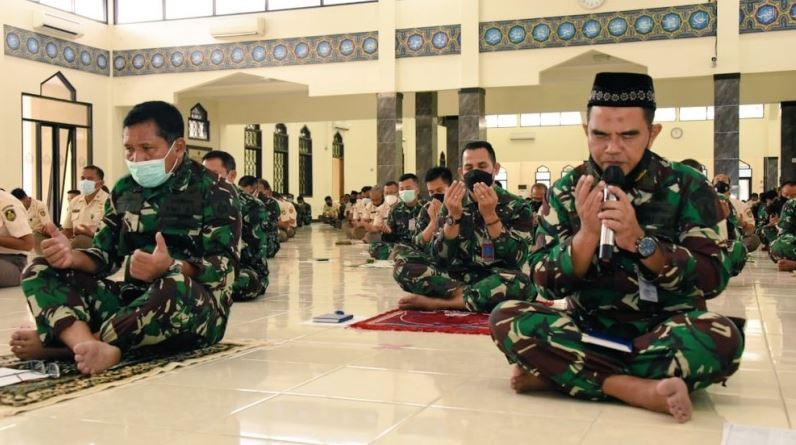 KASAL Laksamana TNI Yudo Margono dan seluruh prajurit TNI AL menggelar doa bersama. (Foto: Dok. TNI AL)