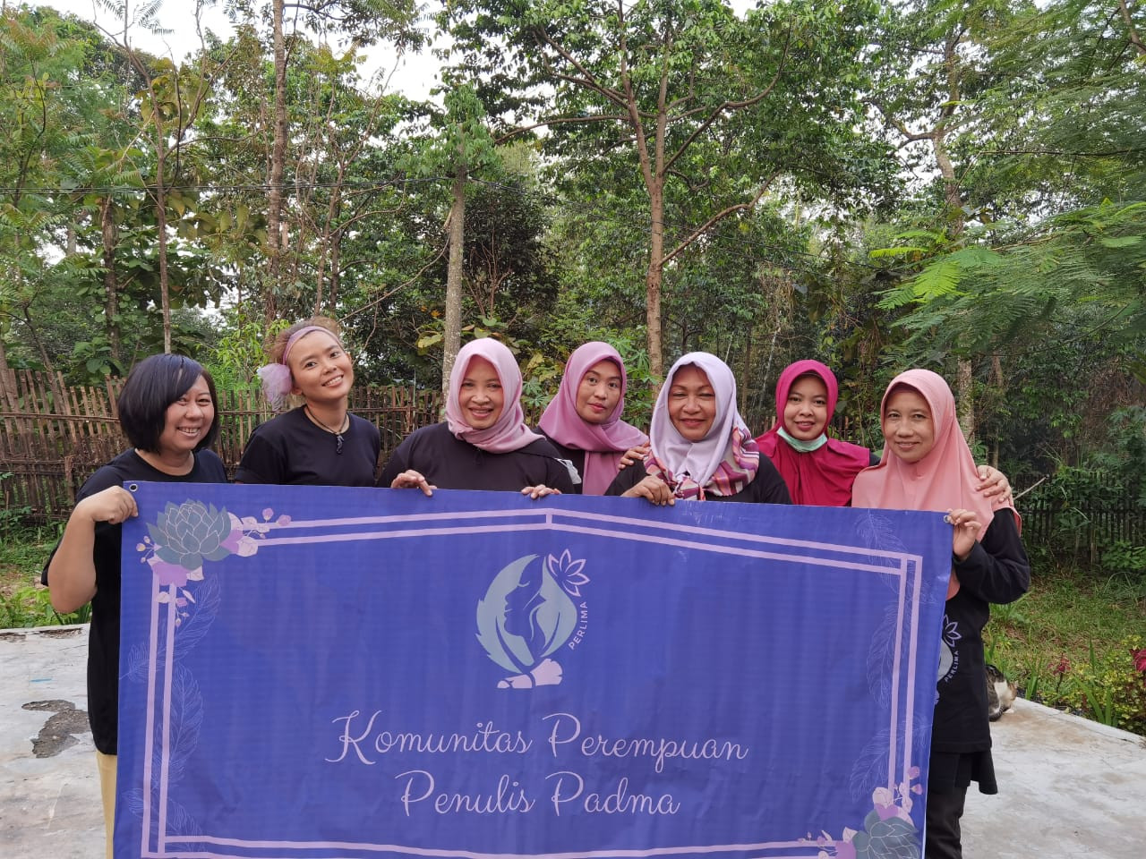 Komunitas Perempuan Penulis Padma berpose bersama setelah kegiatan taman pohon keindahan di Hari Bumi, 22 April 2021 di Semambung. (Foto: Istimewa)