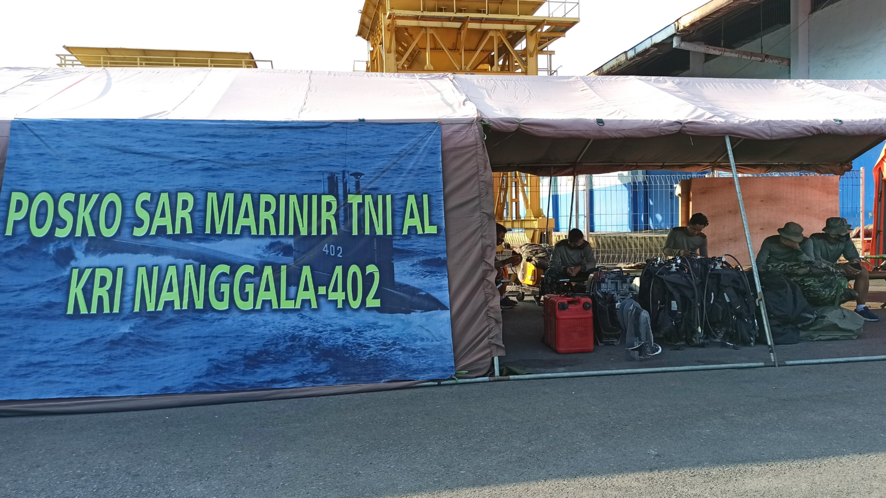 Anggota Batalyon Taifib Marinir tampak standby di Posko SAR Marinir TNI AL KRI Nanggala 402 yang ada di Pelabuhan Tanjungwangi, Banyuwangi (foto:Muh Hujaini/Ngopibareng.id)