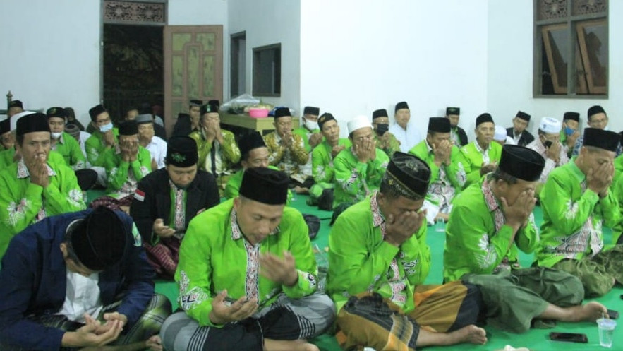 Warga Nahdliyin melakukan doa bersama untuk keselamatan kru kapal selam KRI Nanggala 402 yang hilang di perairan Utara Bali (foto:istimewa)