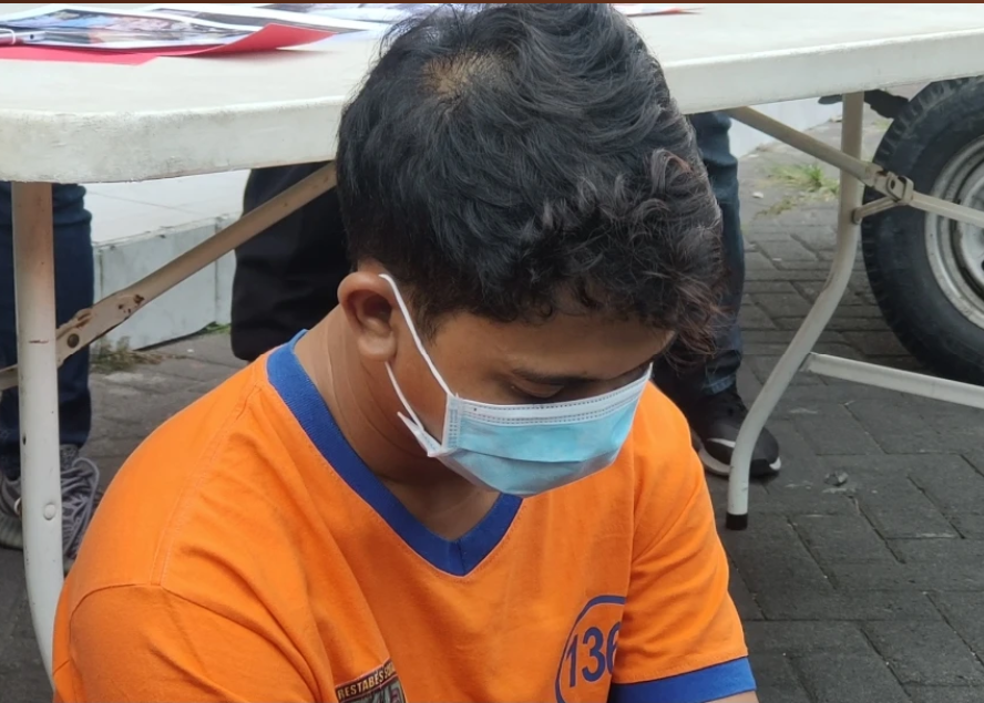 Pelaku pembunuh istrinya sendiri, Jony Pranoto Kasum, usia 27 tahun. Jasad istrinya yang sedang hamil lima bulan dibuang di dekat kantor PWNU Surabaya. (Foto: Andhi Dwi/ngopibareng.id)