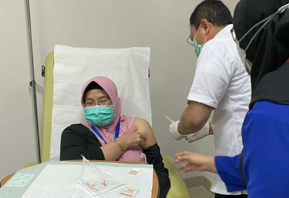 Mantan Menkes Siti Fadilah Supari menjadi relawan penelitian vaksin imunoterapi bersama matan Menkes Terawan Agus Putranto. (Foto: Istimewa)