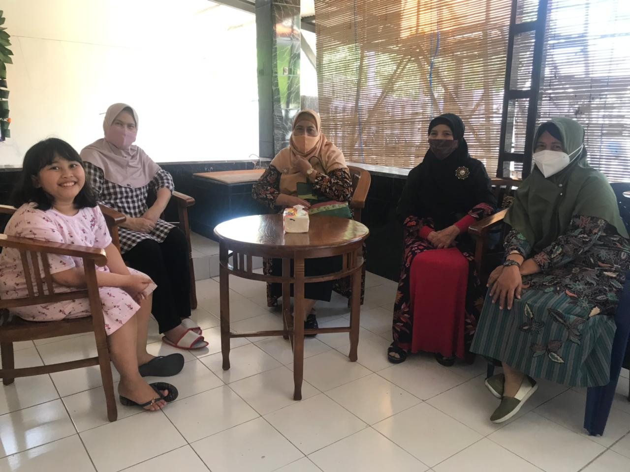 Rombongan Pengurus Wilayah Aisyiyah Jawa Timur (PWA Jatim) berkunjungan ke rumah duka Heri Oktavian, Komandan Kapal Selam KRI Nanggal-402 di Kenjeran Surabaya, Minggu 25 April 2021. (Foto: Istimewa)