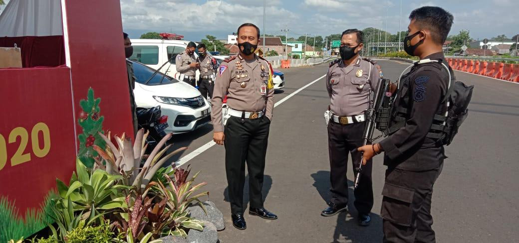 Personel Polresta Malang Kota ketika memantau arus kendaraan yang memasuki Kota Malang. (Foto: Lalu Theo/Ngopibareng.id)