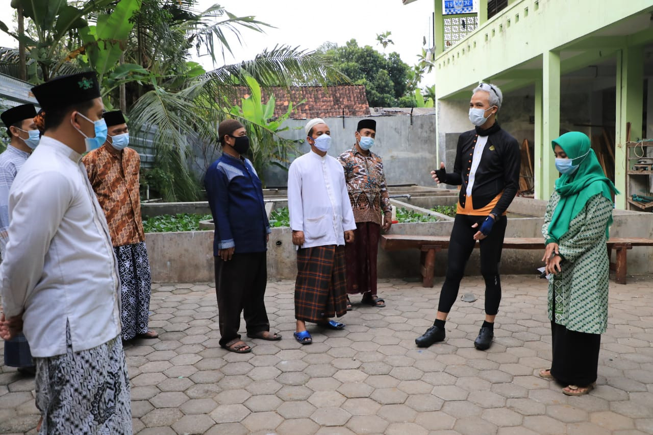 Gubernur Jawa Tengah Ganjar Pranowo berdialog dengan para pengasuh pondok pesantren. Para santri dilarang mudik Lebaran untuk mencegah sebaran Covid-19. (Foto: Istimewa)