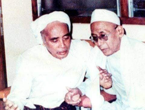 Sang Wali Agung, KH Abdul Hamid bin Abdullah Umar (Pasuruan) bersama KH M. Syarwani bin M. Abdan (Bangil). (Foto: Istimewa)