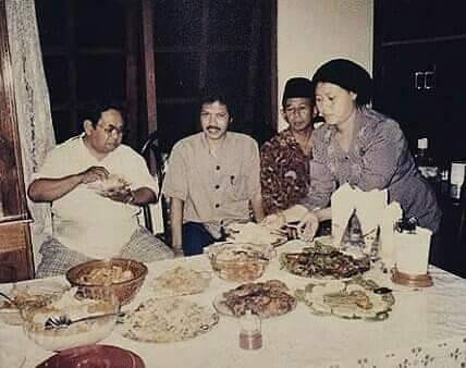 Gus Dur dalam suatu kesempatan makan bersama Cak Nun dan KH Amanullah di Tambakberas Jombang. (Foto: Istimewa)