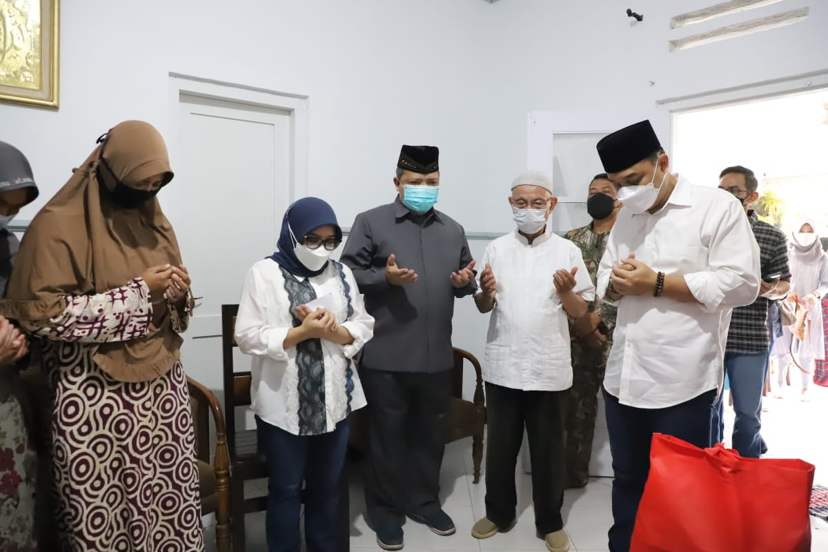Walikota Surabaya, Eri Cahyadi, saat mengunjungi salah satu keluarga kru KRI Nanggala 402 di Surabaya, Minggu 25 April 2021. (Foto: Fariz Yarbo/Ngopibareng.id)