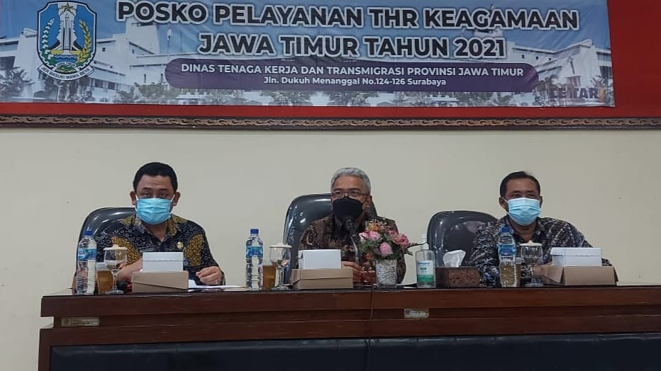 Kadisnakertrans Jatim, Himawan Estu Bagijo (tengah) saat membuka posko pengaduan THR di Kantor Disnakertrans Jatim, Surabaya, Senin 26 April 2021.