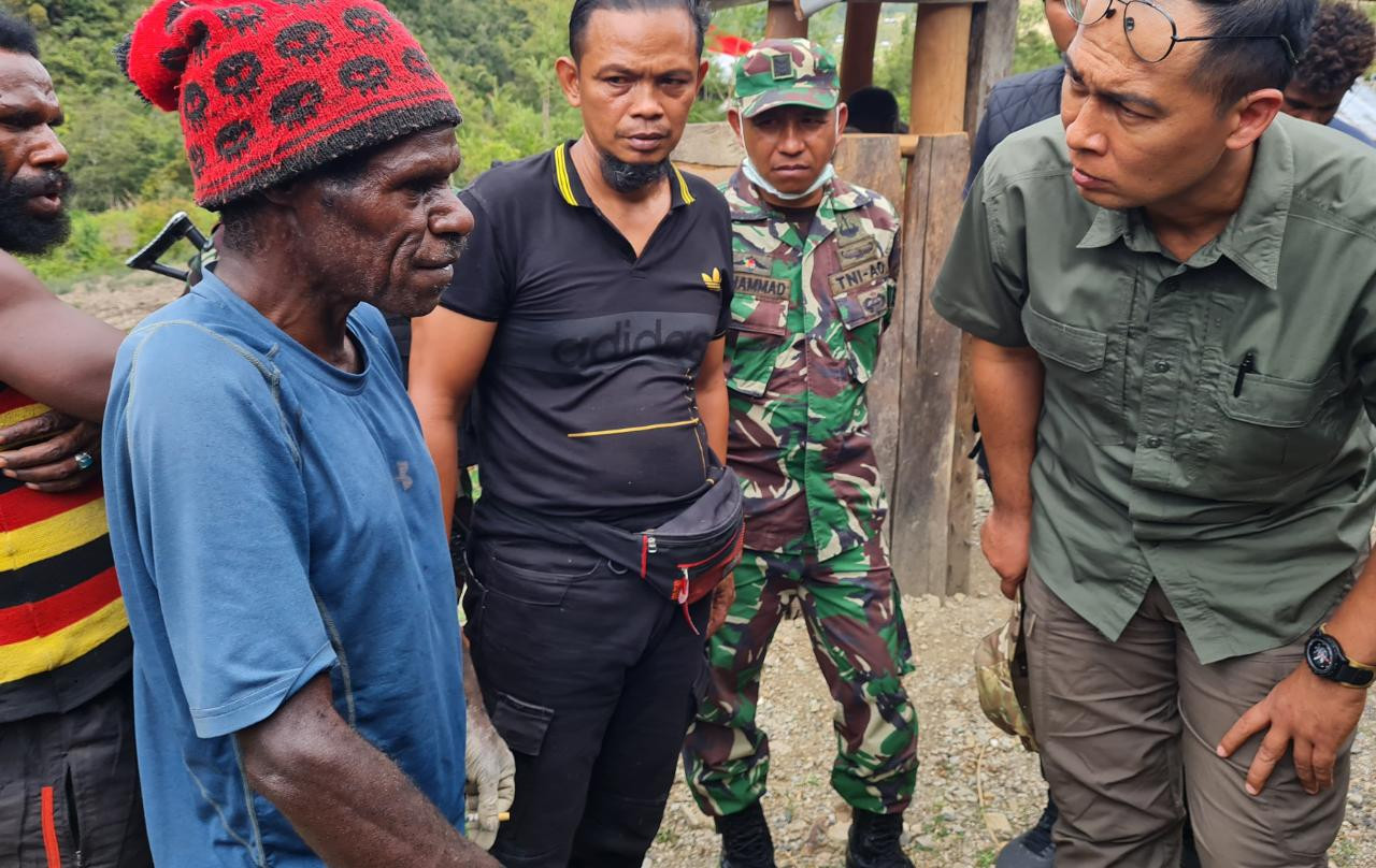 Kabinda Papua Brigjen I Gusti Putu Danny (kanan) saat berbincang dengan warga. (Foto: Istimewa)