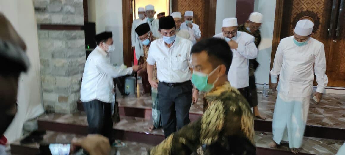 Menteri Koordinator Bidang Kemaritiman Luhut Binsar Panjaitan kunjungi kiai di Kediri. (Foto: Fendhy Plesmana/Ngopibareng.id)