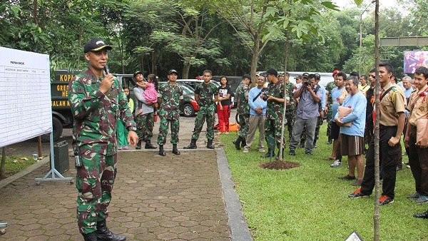 Kepala BIN Daerah (Kabinda) Papua, Brigjen TNI Gusti Putu Danny Nugraha saat bertugas berbaur dengan masyarakat. (Foto: Dok TNI)