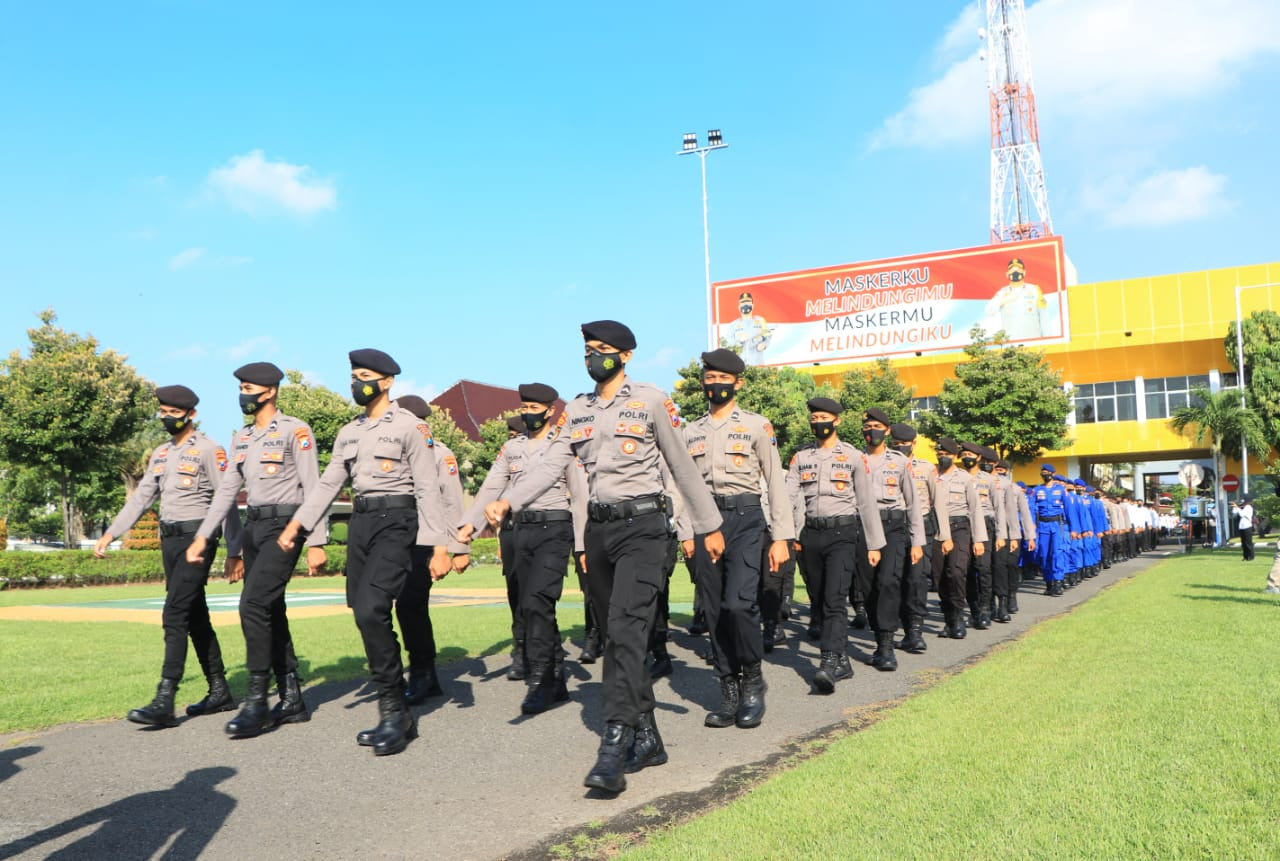 Apel kesiapan pasukan pengamanan larangan mudik di Mapolda Jatim, Senin 26 April 2021.