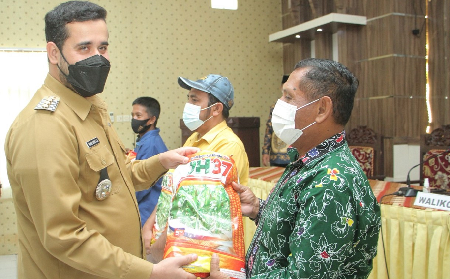 Walikota Hadi Zainal Abidin membagikan benih jagung hibrida dari Kementan kepada kelompok tani di Kota Probolinggo. (Foto: Ikhsan Mahmudi/Ngopibareng.id)