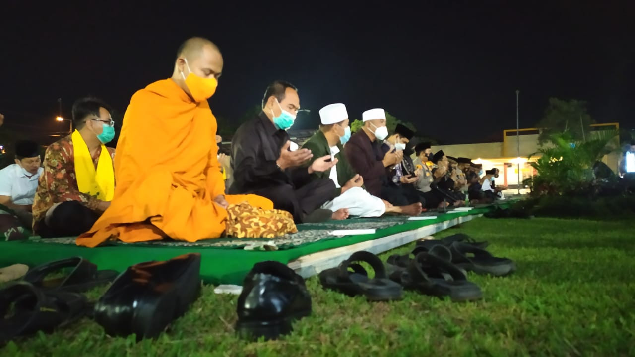 Momen doa bersama para pejabat hingga tokoh agama di halaman Mapolres Mojokerto, Jawa Timur, Minggu 25 April 2021 malam. (Foto: Deni Lukmantara/Ngopibareng.id)