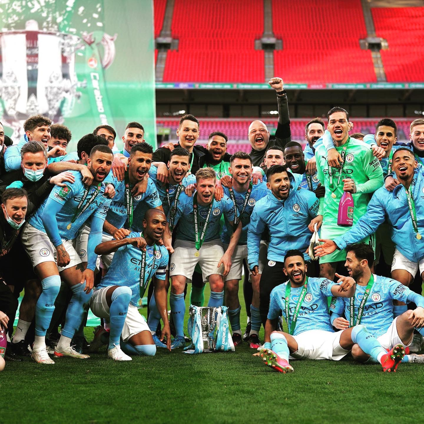 Para pemain Manchester City melakukan selebrasi juara Carabao Cup 2020/2021. (Foto: Twitter/@ManCity)