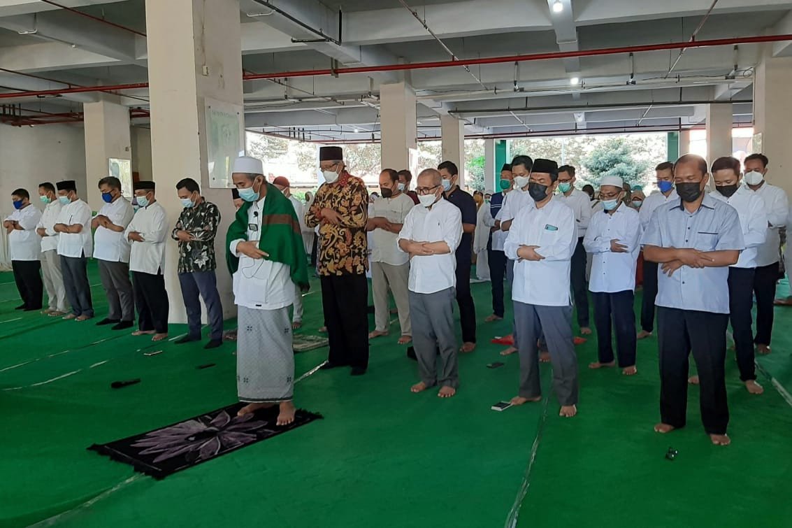 Universitas Nahdlatul Ulama (Unusa) Surabaya menggelar salat ghoib untuk mendoakan 53 kru kapal KRI Nanggala-402, Senin 26 April 2021 siang. (Foto: Pita Sari/Ngopibareng.id)