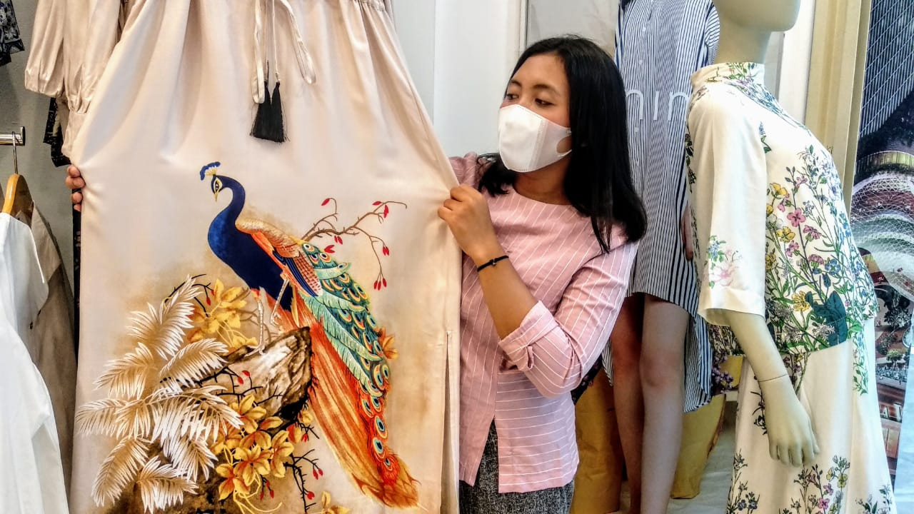 Khalimatus Sa'diya, Sales Promotion Girl saat menunjukkan koleksi peacock edisi khusus Ramadhan di gerai Minimal Ciputra World Surabaya (Foto: Mutqiyyah Rizqi)