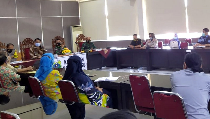 Wabup Bondowoso Irwan Bachtiar Rahmat memimpin rapat koordinasi penanganan pekerja migran asal Bondowoso yang mudik Lebaran 202l di saat masih pandemi Covid-19. (foto: guido/ngopibareng.id)   