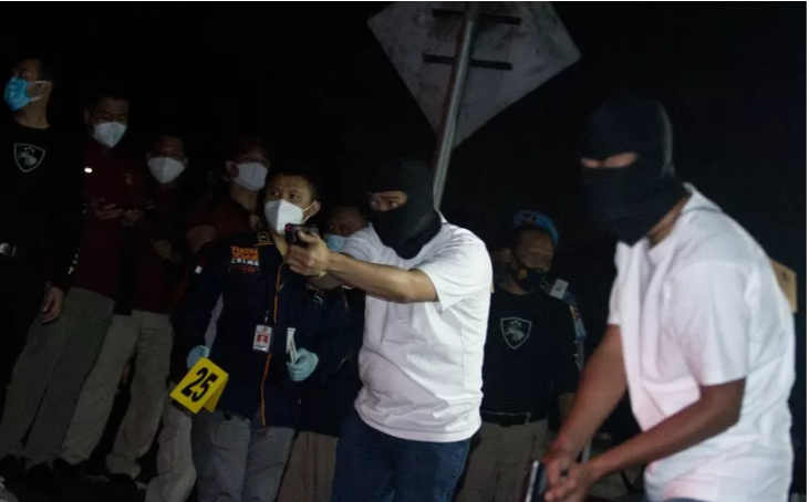 Sejumlah anggota tim penyidik Bareskrim Polri memperagakan adegan saat rekonstruksi kasus penembakan enam anggota laskar Front Pembela Islam (FPI) di Karawang, Jawa Barat, Senin 14 Desember 2020) dini hari. Rekonstruksi tersebut memperagakan 58 adegan kasus penembakan enam anggota laskar FPI di tol Jakarta - Cikampek KM 50 pada Senin 7 Desember 2020 di empat titik kejadian perkara. (Foto: Antara/M Ibnu Chazar)