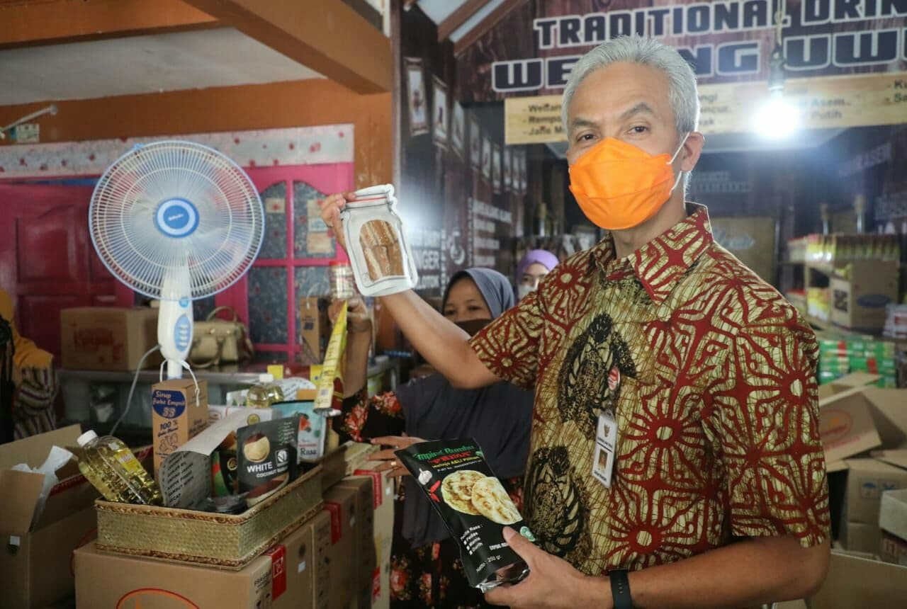 Gubernur Jawa Tengah Ganjar Pranowo dorong ASN Jawa Tengah beli parsel dari UMKM yang telah terkurasi. (Foto: Istimewa)