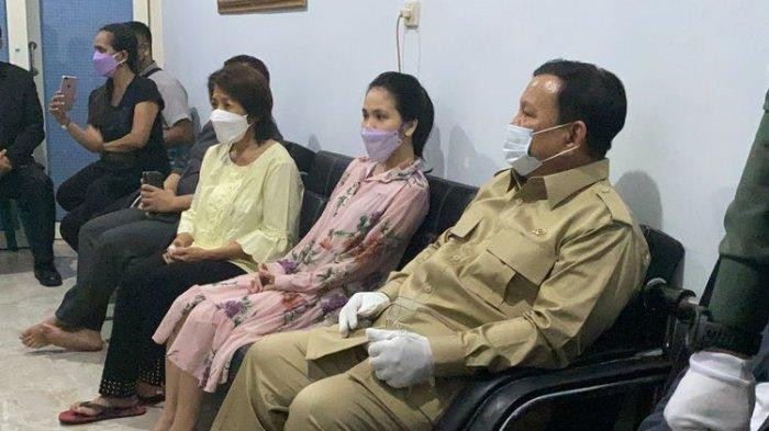 Menteri Pertahanan (Menhan) Prabowo Subianto saat berkunjung ke rumah duka Letda Laut (T) Rhesa Tri Utomo Sigar, yang masih memiliki hubungan kekerabatan. (Foto: Istimewa)