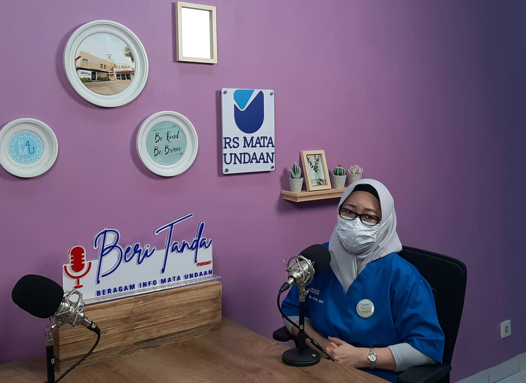 dr Ria Sylvia saat melakukan podcast dalam acara virtual expo RS Mata Undaan. (Foto: Pita Sari/Ngopibareng.id)