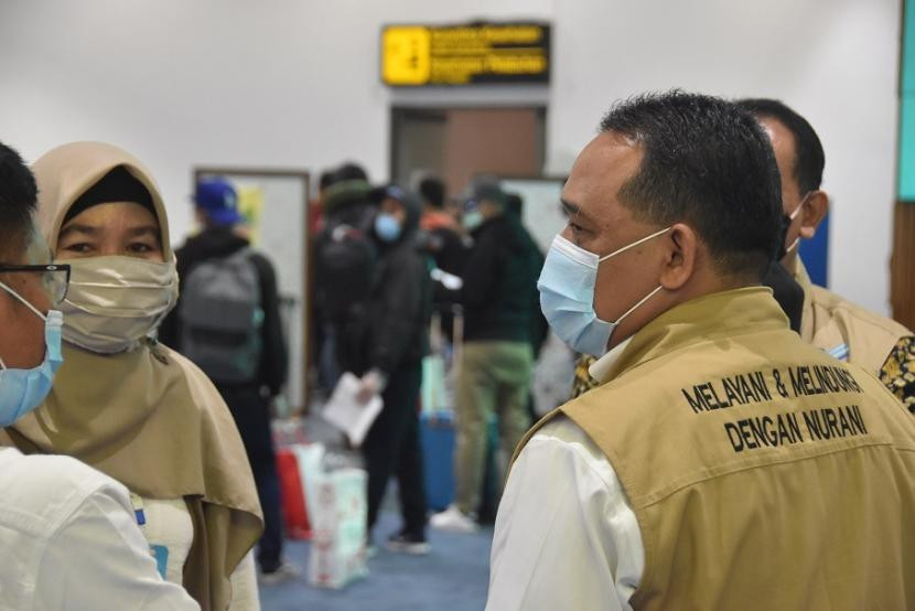 Ilustrasi petugas yang melakukan penjagaan terkait kedatangan Pekerja Migran Indonesia (PMI) di masa pandemi Covid-19. (Foto: Istimewa)