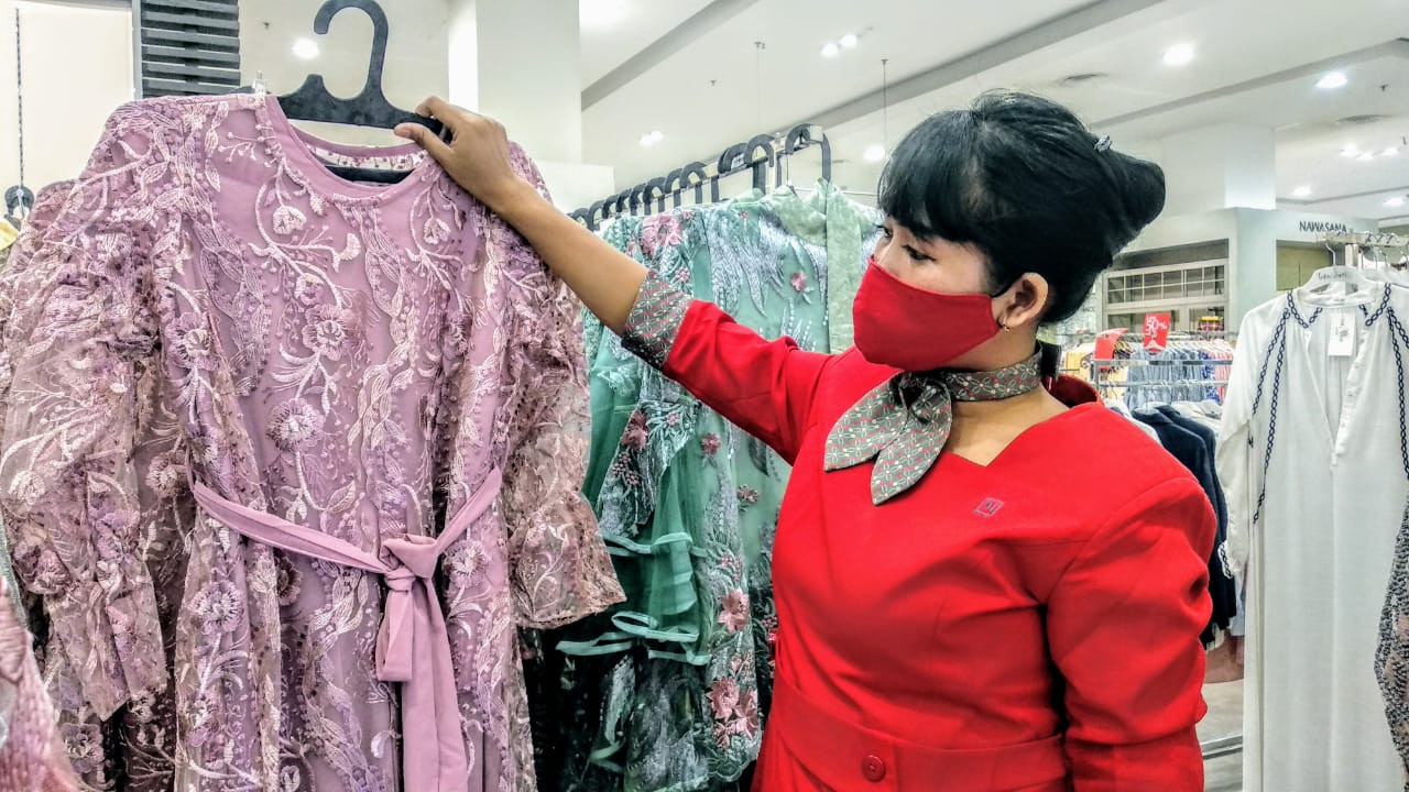 Salah satu pegawai Metro di Ciputra World Surabaya menunjukkan koleksi baju Ramadhan khsus perempuan. (Foto: Mutqiyyah Rizqi/Ngopibareng.id)