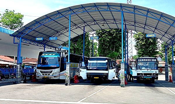 Bus antarkota di Terminal Bondowoso jurusan Jember-Bondowoso-Situbondo beroperasi selama larangan mudik Lebaran 2021. (foto: guido/ngopibareng.id) .