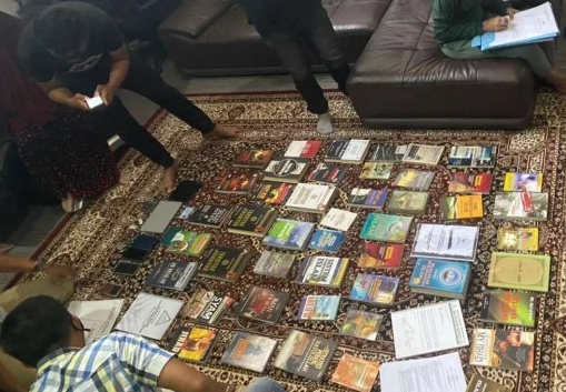 Puluhan buku diduga tentang jihad diamankan dari rumah mantan Sekretaris Front Pembela Islam (FPI), Munarman, usai ditangkap Densus 88 Anti Teror Polri. (Foto: Istimewa)