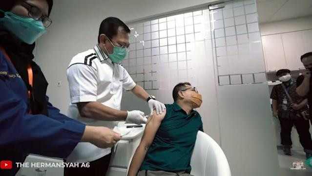 Musisi Anang Hermansyah mendapatkan suntikan vaksin Nusantara tahap satu dan tahap kedua dari mantan Menteri Kesehatan (Menkes) Terawan Agus Putranto. (Foto: Tangkapan layar YouTube The Hermansyah A6)