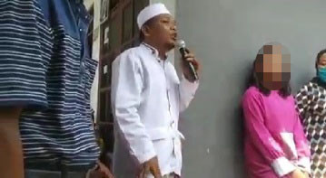 Adam Ibrahim yang di lingkungannya dikenal sebagai ustadz justru menyebarkan karangan babi ngepet. Kasus ini pun viral di Kelurahan Bedahan, Sawangan, Depok. (Foto: YouTube)